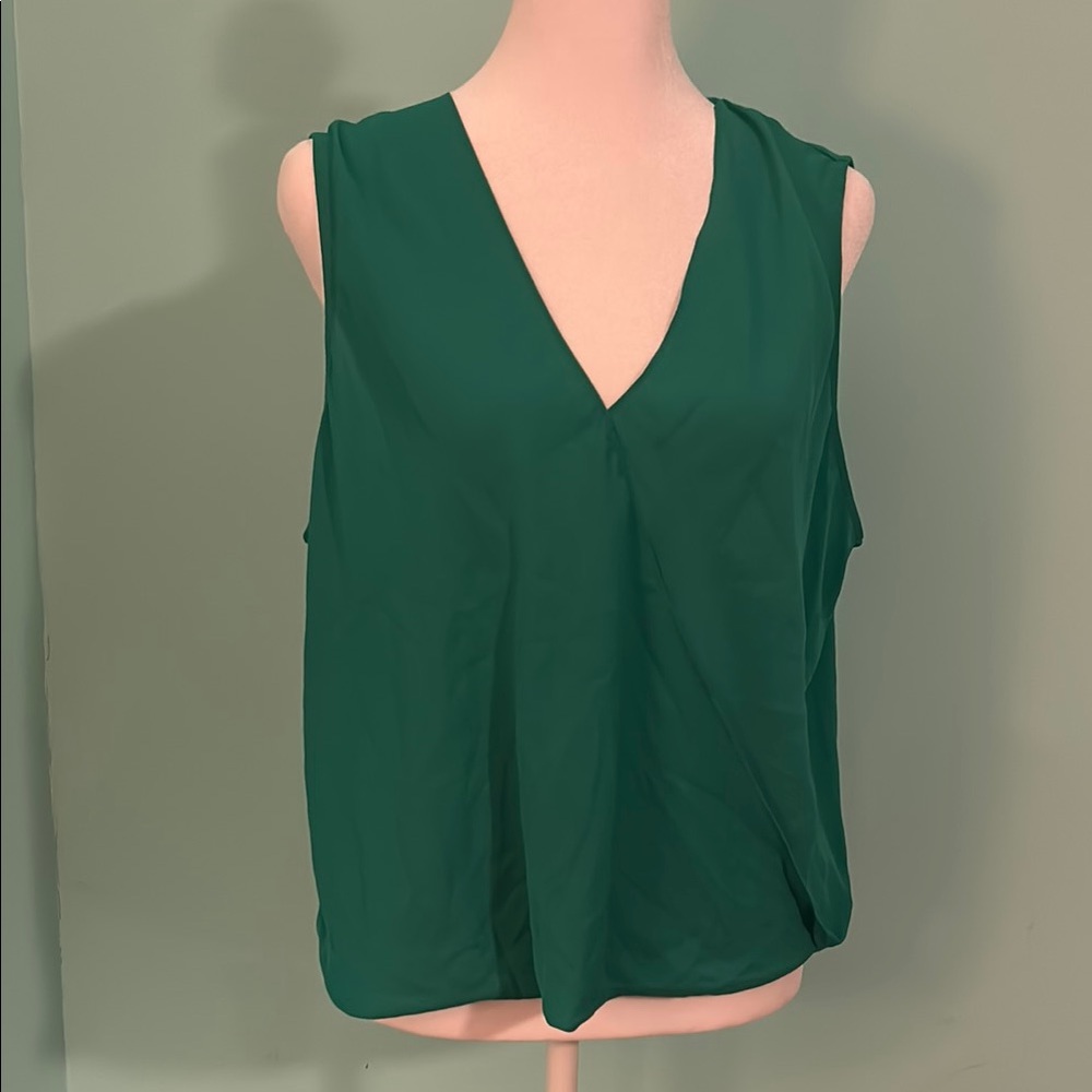 🔥🔥 4 for $15 BB Dakota Emerald Green Sleeveless V-Neck Top